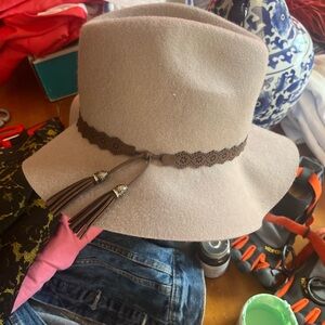 Elegant Beige Wide-Brim Hat with Brown Accents Medium